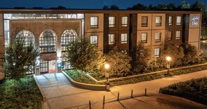 A hotel with a brick facade, large arched windows, and a well-lit entrance. - Hotel Perte Montecasino (Johannesburg)
