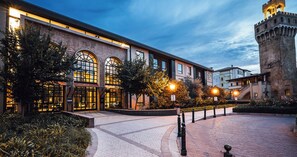 A hotel with arched windows, a courtyard, and a historic tower. - Hotel Perte Montecasino (Johannesburg)