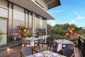 Outdoor dining - Club Mahindra Resort - Tungi, Lonavala, Maharashtra (Mawal)