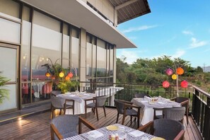 Outdoor dining - Club Mahindra Resort - Tungi, Lonavala, Maharashtra (Mawal)