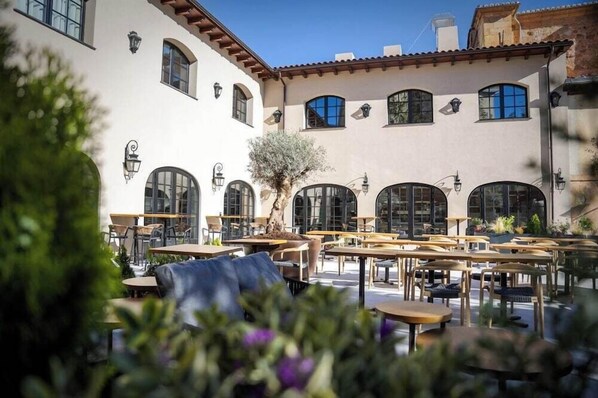 Outdoor dining - Hotel & Spa Convento San Francisco (Soria)