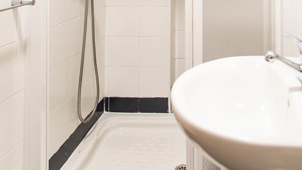 A bathroom with a shower, a sink, and a toilet. - Hotel Flor de Sal (Porto do Son)