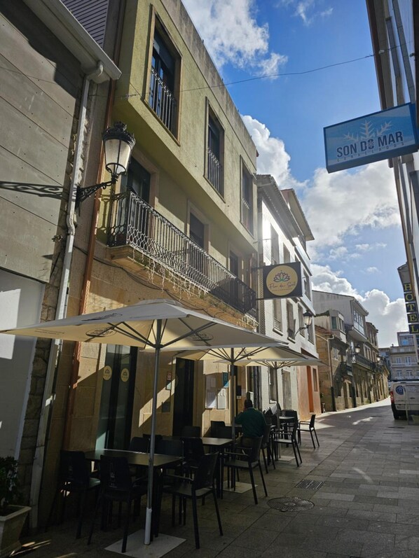 Outdoor dining - Hotel Flor de Sal (Porto do Son)
