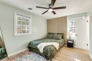 5 bedrooms, iron/ironing board, Internet, bed sheets - 5 Mi to Fort Gregg-Adams: Spacious Family Home (Colonial Heights)