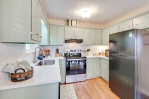 Jääkaappi, mikroaaltouuni, liesi, astianpesukone