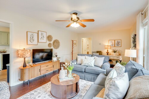 'Petals & Pillows Getaway' 1 Mi to Dtwn Wendell!