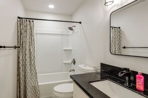 Hair dryer, towels - Under 1 Mi to Med Center! Stylish Home in Tulare (Tulare)