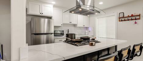 Refrigerador, microondas, parrilla de estufa y lavavajillas