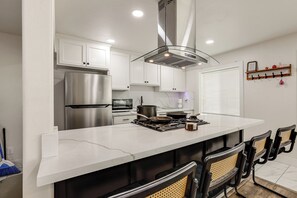 Fridge, microwave, stovetop, dishwasher