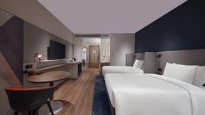 A modern hotel room with a large bed, a desk, and a chair. - Holiday Inn Express Shenzhen Guangming Cloud Park (Shenzhen)