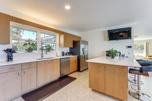 Fridge, microwave, stovetop, dishwasher