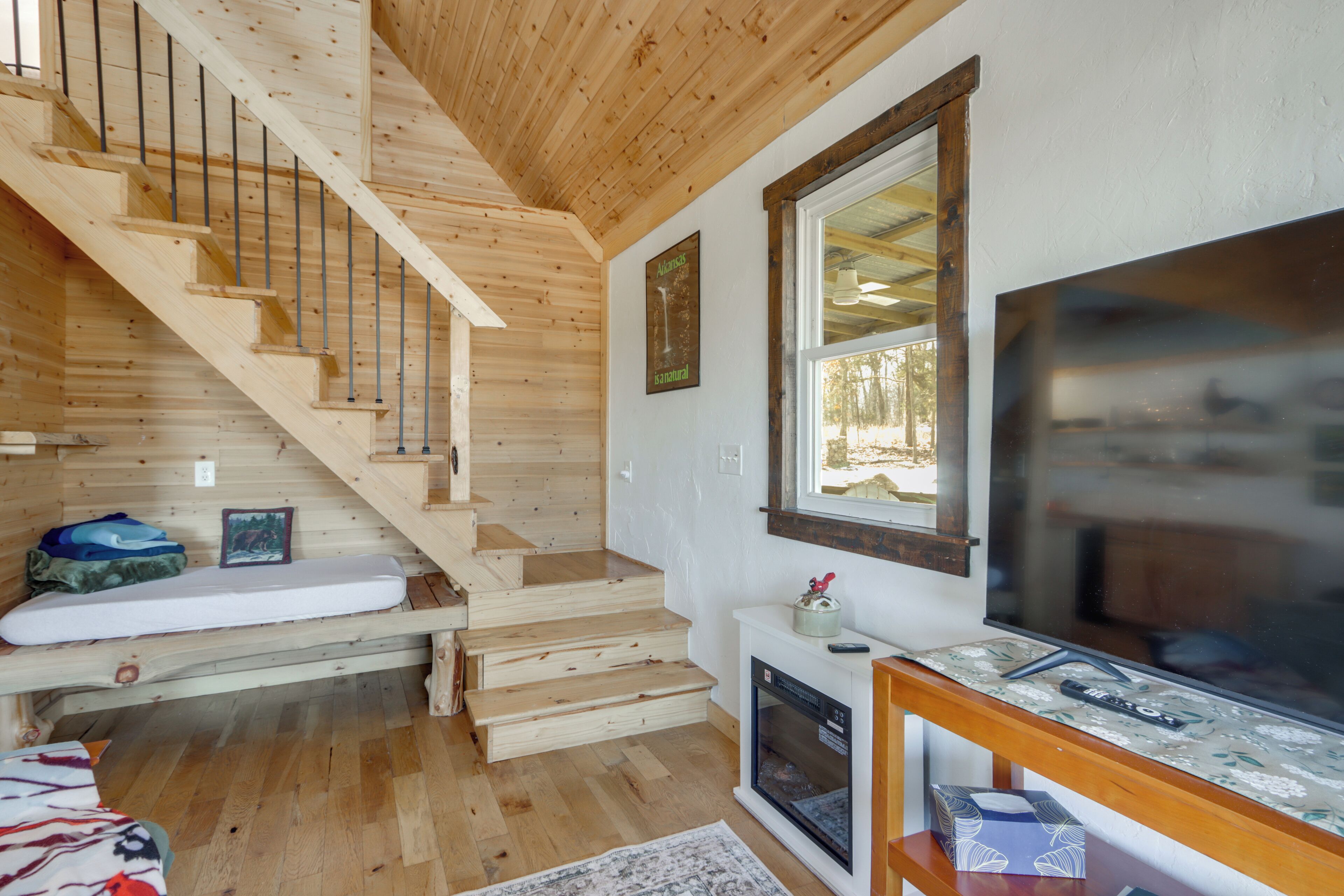 3 bedrooms, desk, travel crib, internet