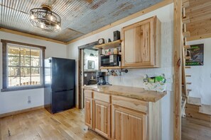 Fridge, microwave, stovetop, dishwasher - Secluded Ozark Hideaway: 13 Mi to Table Rock Lake (Omaha)