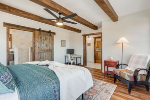 3 bedrooms, desk, travel cot, Internet