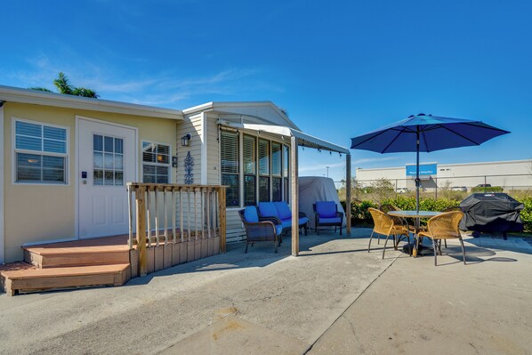 Outdoor dining - Relax Poolside: Couples Retreat 3 Mi to Gulf! (Fort Myers Beach)