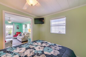 2 bedrooms, iron/ironing board, Internet, bed sheets - 3 Mi to Gulf! Fort Myers Beach Gem w/ Pool Access (Fort Myers Beach)