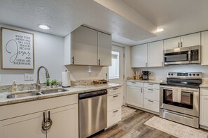 Fridge, microwave, stovetop, dishwasher - Ski, Hike & Visit BYU: Quiet Getaway in Orem! (Orem)