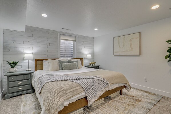 Iron/ironing board, internet, bed sheets - Ski, Hike & Visit BYU: Quiet Getaway in Orem! (Orem)