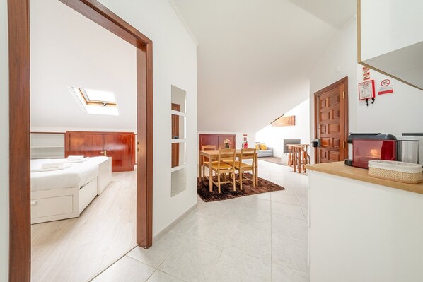 3 bedrooms, internet, bed sheets