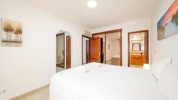 3 bedrooms, desk, iron/ironing board, Internet