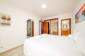 3 bedrooms, desk, iron/ironing board, internet