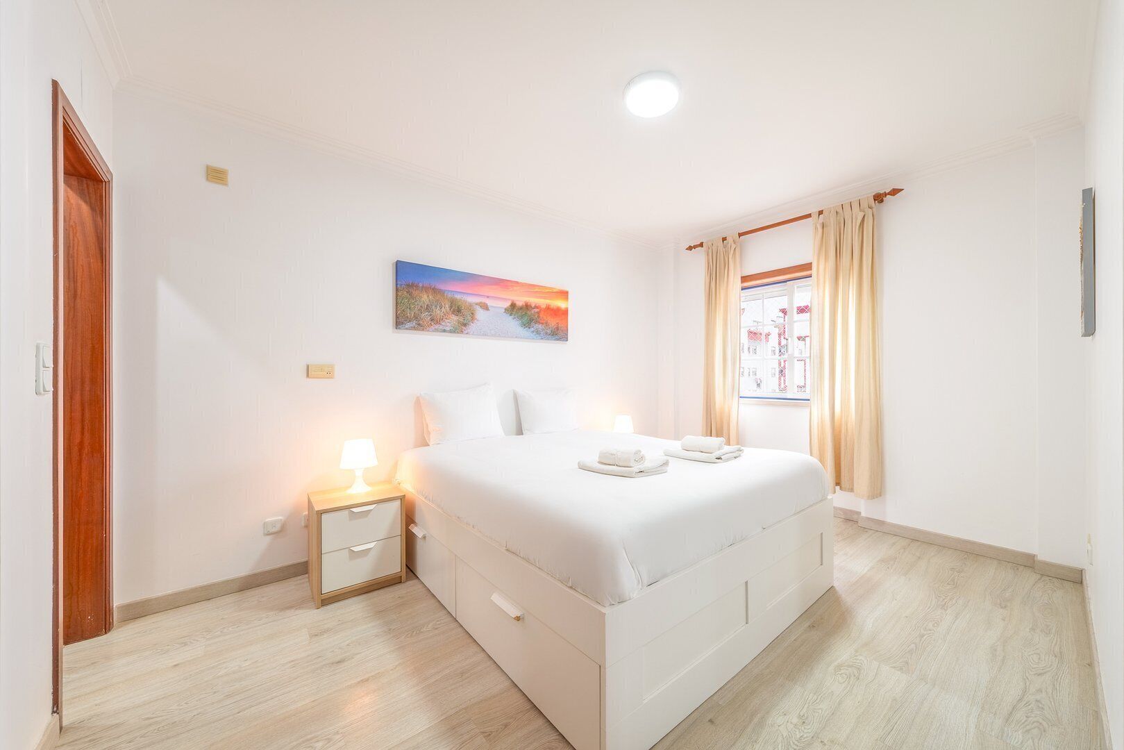 3 makuuhuonetta, työpöytä, silitysrauta/-lauta, internet