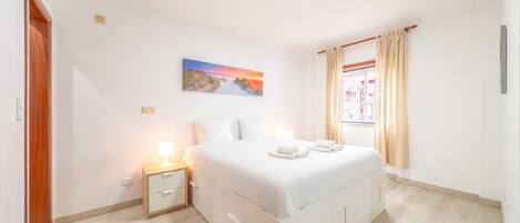 3 makuuhuonetta, työpöytä, silitysrauta/-lauta, internet