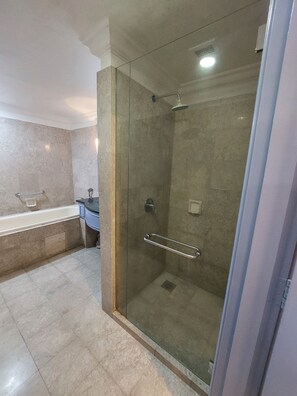 Shower, jetted bath, bidet, soap - Cozy 1-bedroom apartment in beautiful Kuala Lumpur with AC (Kuala Lumpur)