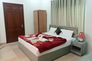 تجهيزات عازلة للصوت ومكواة/لوح كي وواي فاي مجانًا