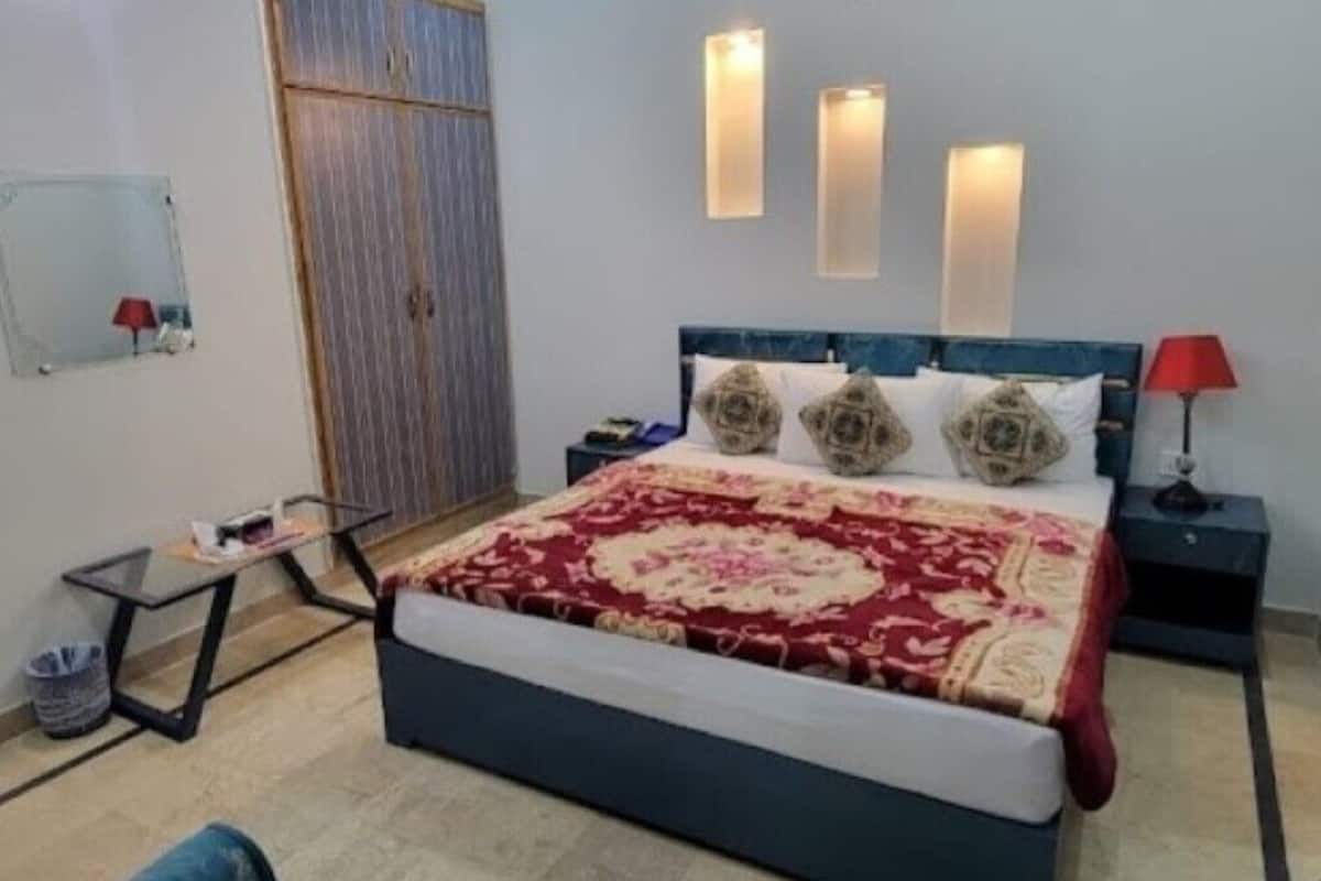 Quarto casal luxo, vista para a montanha | Quartos à prova de som, ferros/tábuas de passar roupa, Wi-Fi de cortesia