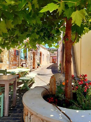 Outdoor dining - Family 5BR Villa with sea views, private pool, summer kitchen & spacious garden (Almyrida)