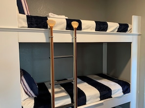 2 habitaciones, tabla de planchar con plancha, internet y ropa de cama