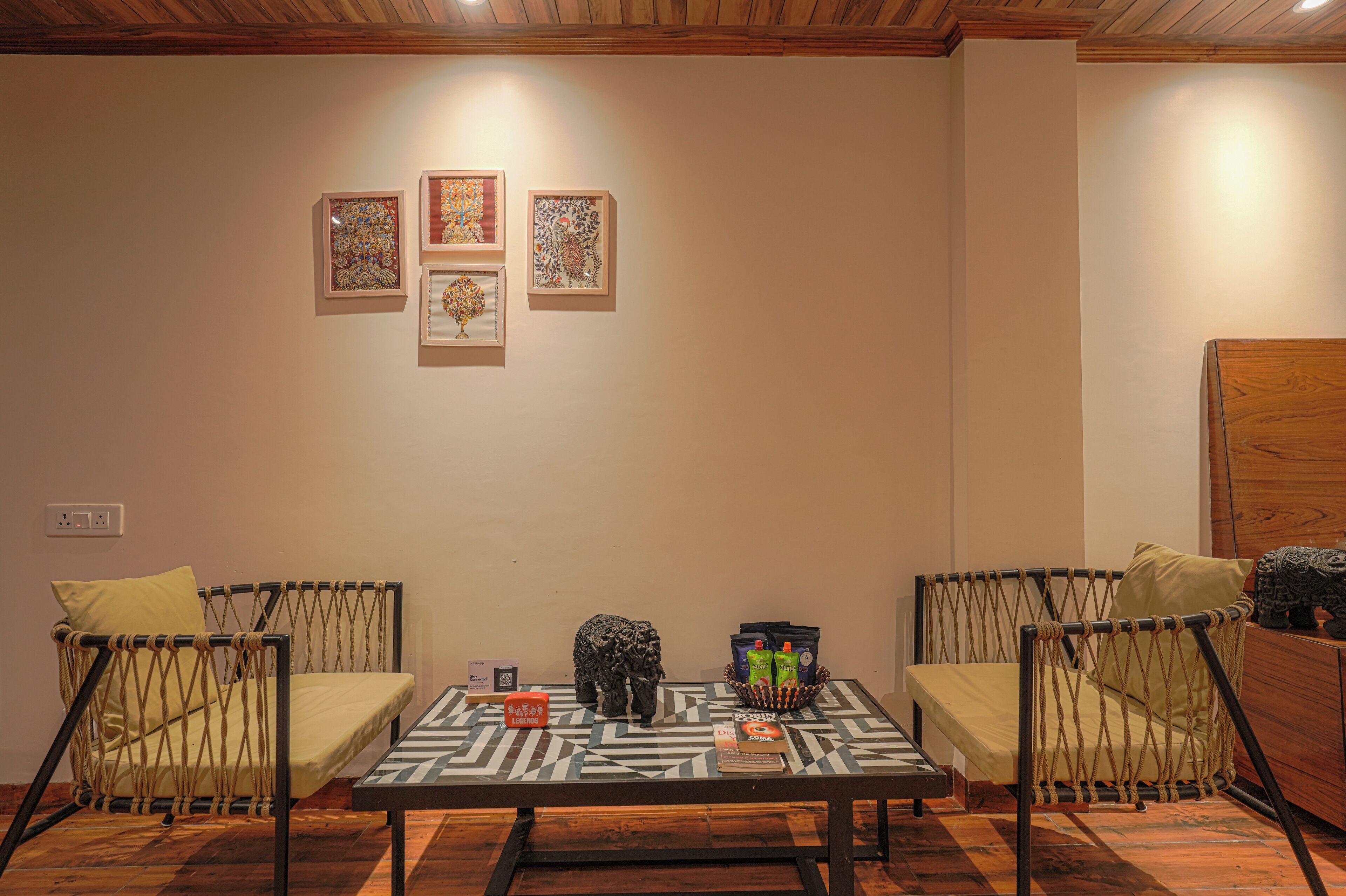 Luksusrom, utsikt mot høyde | Spiseområde