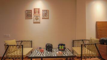 Luksusrom, utsikt mot høyde | Spiseområde