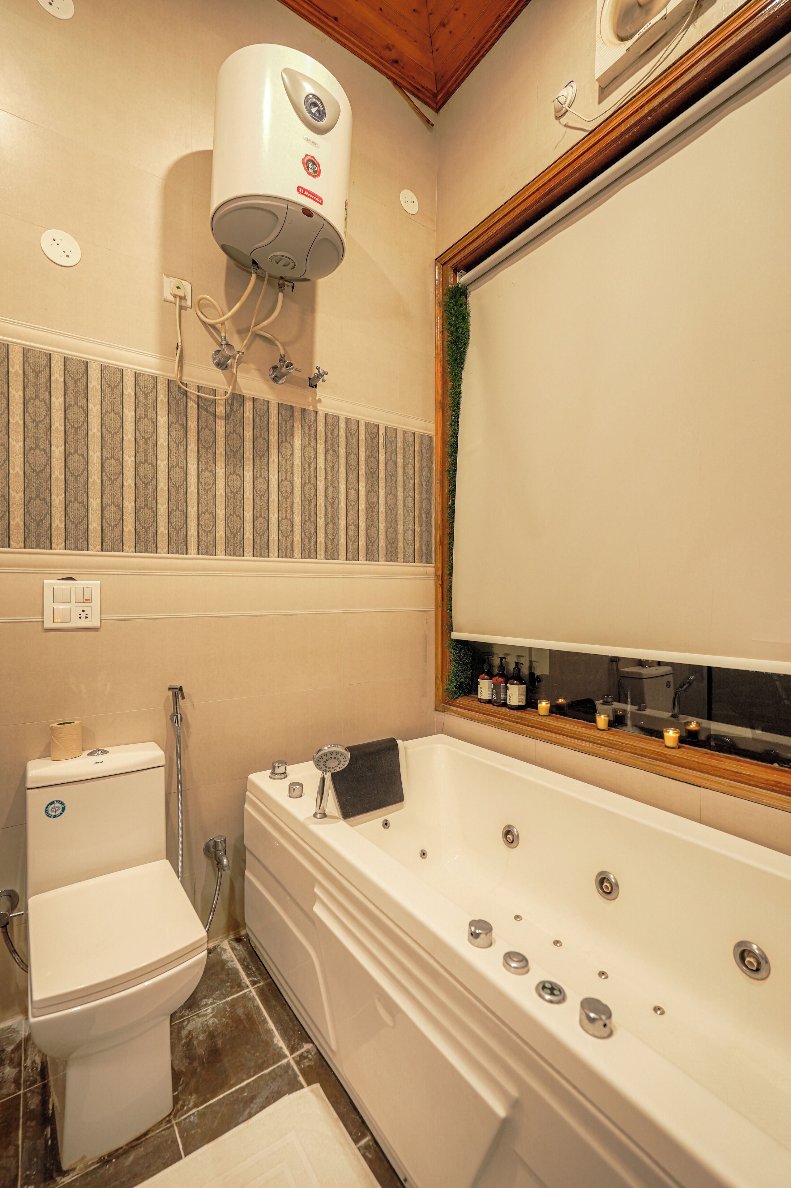 Deluxe Room, Hill View | Bathroom