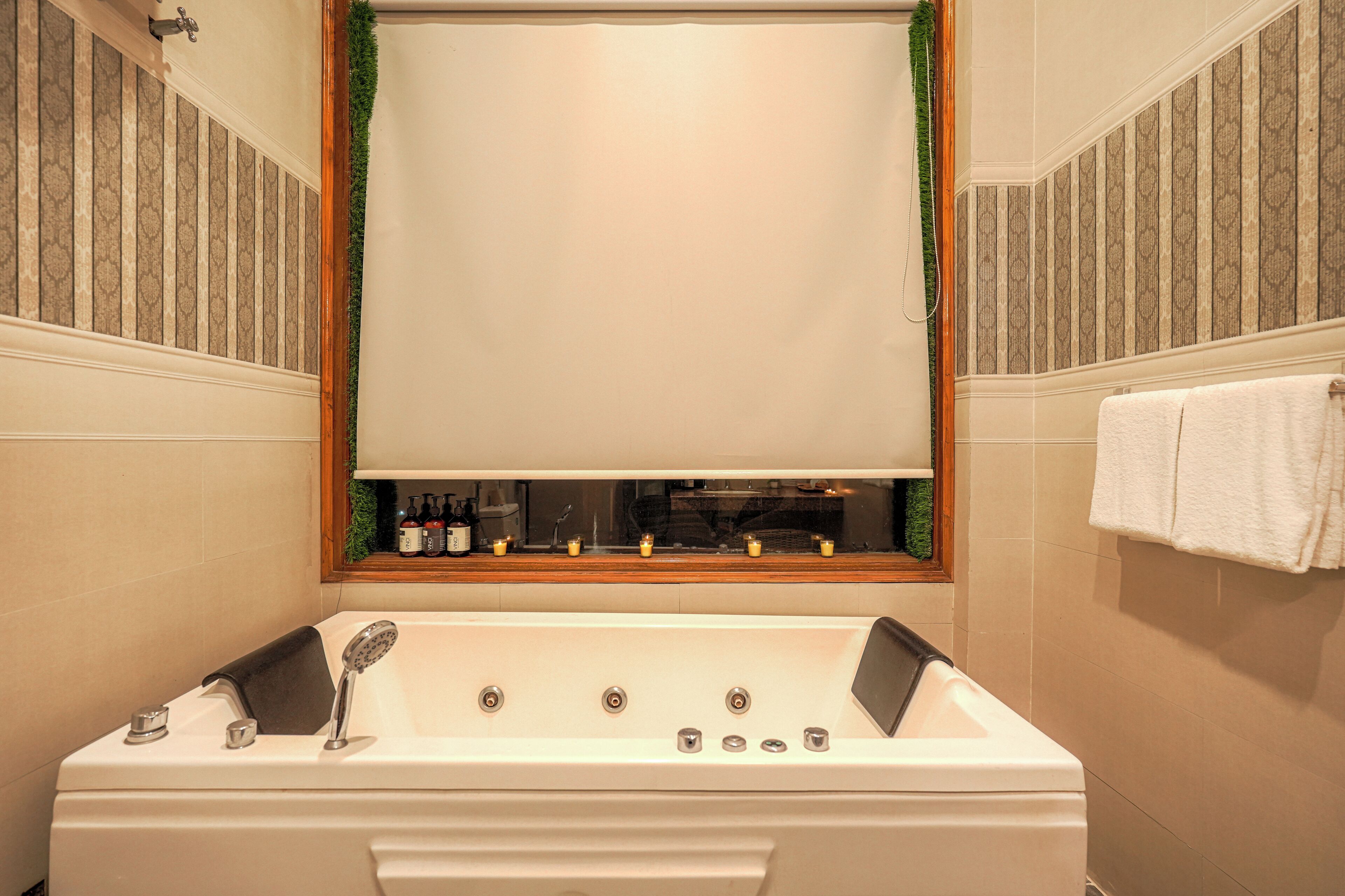 Luksusrom, utsikt mot høyde | Bad