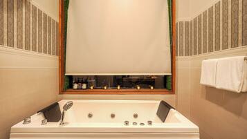 Luksusrom, utsikt mot høyde | Bad