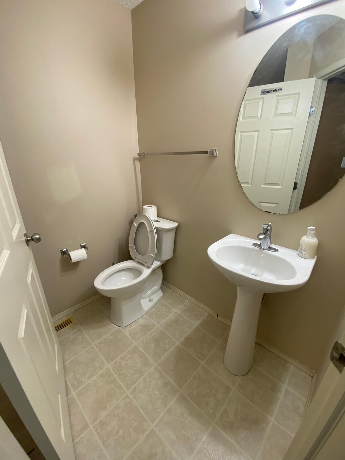 Serviettes fournies, savon, papier de toilette