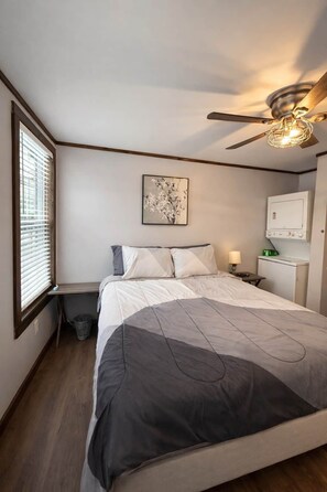 1 habitación, tabla de planchar con plancha, wifi gratis y ropa de cama 