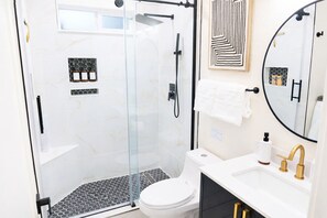 Douche, baignoire à jets, sèche-cheveux, serviettes fournies