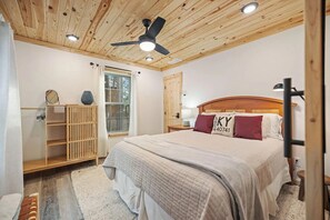 Desk, WiFi, bed sheets - Cloud 9 | Hot Tub Climbing Wall | Heart of Red River Gorge | Sleeps 4 (Gillmore)