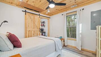 2 bedrooms, desk, WiFi, bed sheets