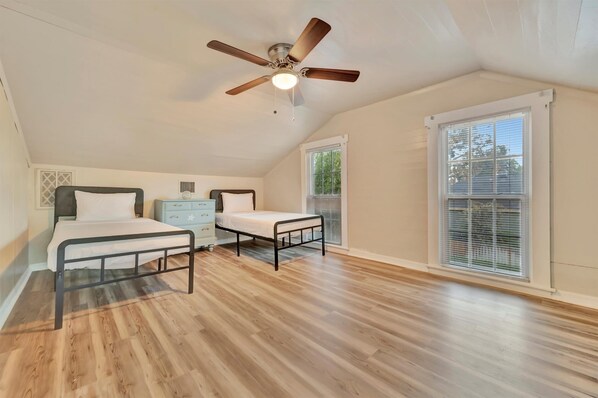 Family House, 3 Bedrooms - Historic Haven by Downtown Safety Harbor (Safety Harbor)