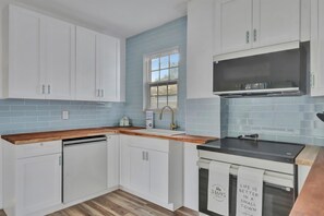 Private kitchen - Historic Haven by Downtown Safety Harbor (Safety Harbor)