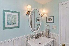 Bathroom - Colorful Country Cottage (Fletcher)