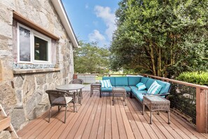 Outdoor dining - Colorful Country Cottage (Fletcher)