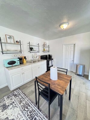 Fridge, microwave, oven, stovetop - Casita Jacinto Centrally Located (Tucson)