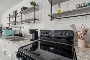 Fridge, microwave, oven, stovetop - Casa Esmeralda · Cozy · Midtown Gem (Tucson)