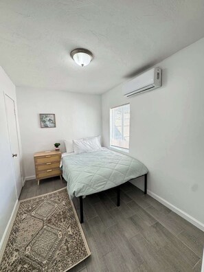 Tabla de planchar con plancha, wifi y ropa de cama 