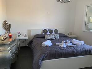2 bedrooms, iron/ironing board, travel cot, free WiFi - Nina's Garden - Private villa with pool (Siracusa)